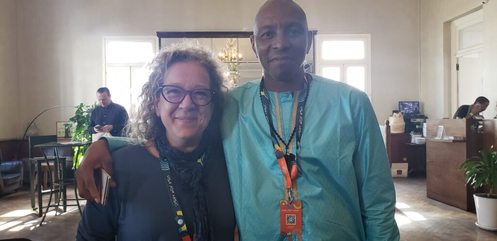 Nathalie Lévesque de La Boite avec le journaliste Mory Touré