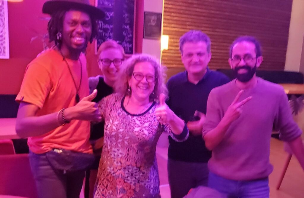Les rencontres pré Visa For Music avec l'équipe de 3ZEM du Maroc (et partenaire de La Boîte), le maître de cérémonie extraordinaire et motivateur Charly Tchatch du Gabon et Driss, proprio du Pietri (la place de Jazz à Rabat).